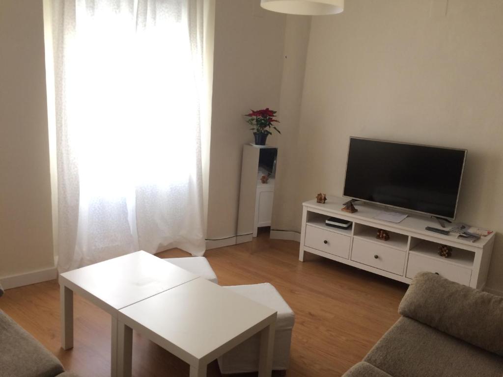 soggiorno con TV a schermo piatto e armadio bianco di Peris Mencheta a Siviglia