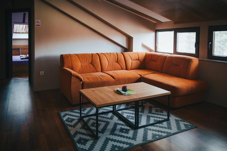 ein Wohnzimmer mit einem Sofa und einem Couchtisch in der Unterkunft Korzo Apartments in Bitola