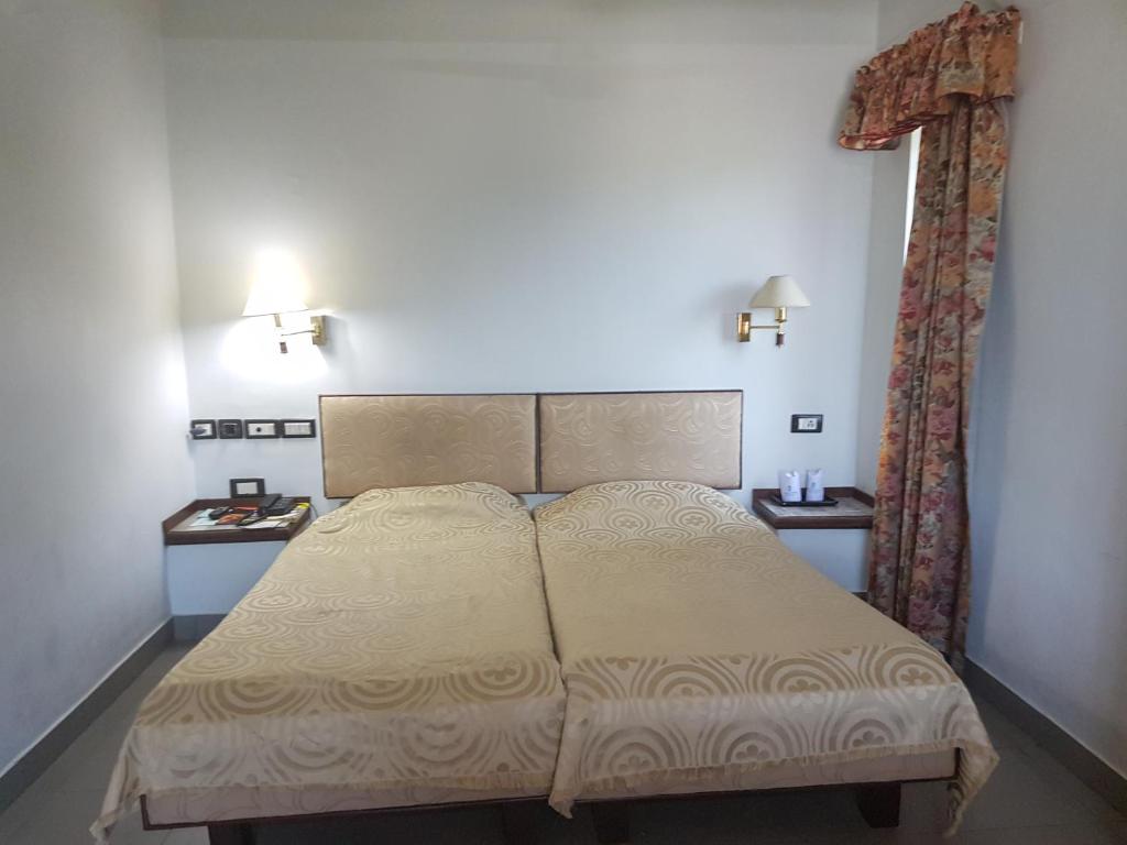 Postel nebo postele na pokoji v ubytování Bharat Hotel