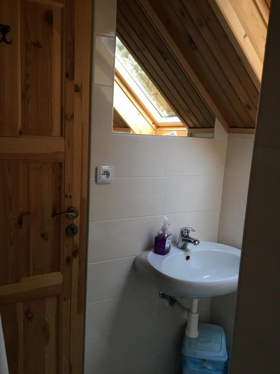 Un baño con lavabo y ventana. en Česká Chalupa, en Liberec