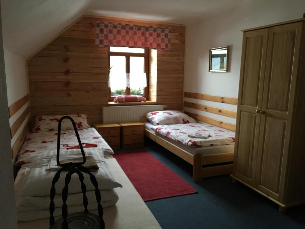 Un dormitorio con dos camas y una ventana. en Česká Chalupa, en Liberec