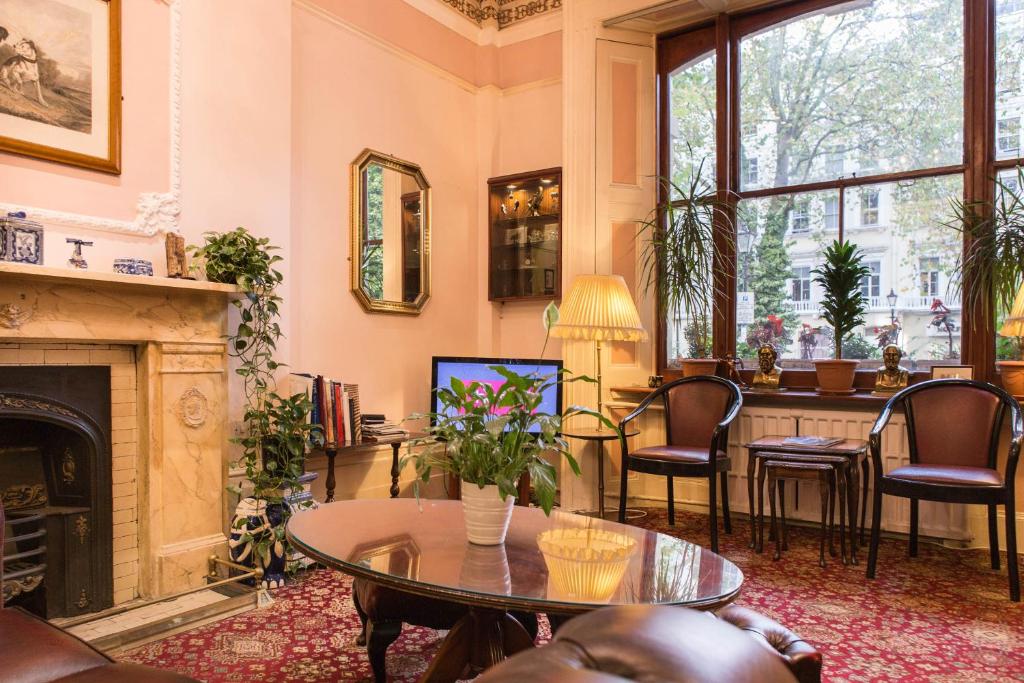TV a/nebo společenská místnost v ubytování Dolphin Hotel