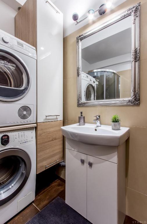 łazienka z umywalką, pralką i suszarką w obiekcie ClickTheFlat Tamka Street Apart Rooms w Warszawie