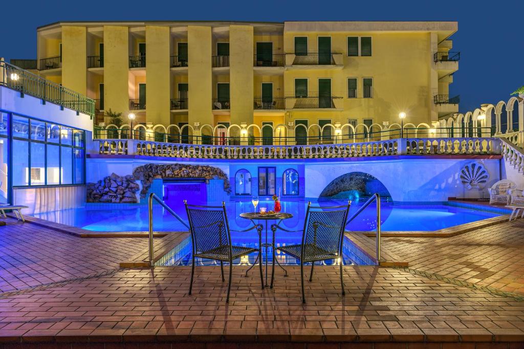Bazén v ubytování Hotel Terme Olympia nebo v jeho okolí
