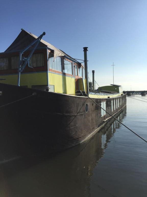 Afbeelding uit fotogalerij van The Island Houseboat in Amsterdam