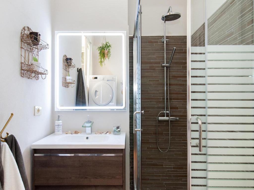 Kúpeľňa v ubytovaní Beautiful Beach Apartment M&B IV by Las Canteras