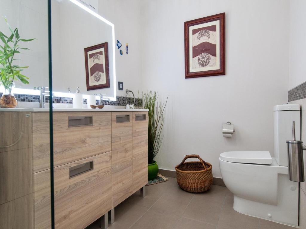 Kúpeľňa v ubytovaní Beautiful Beach Apartment M&B IV by Las Canteras