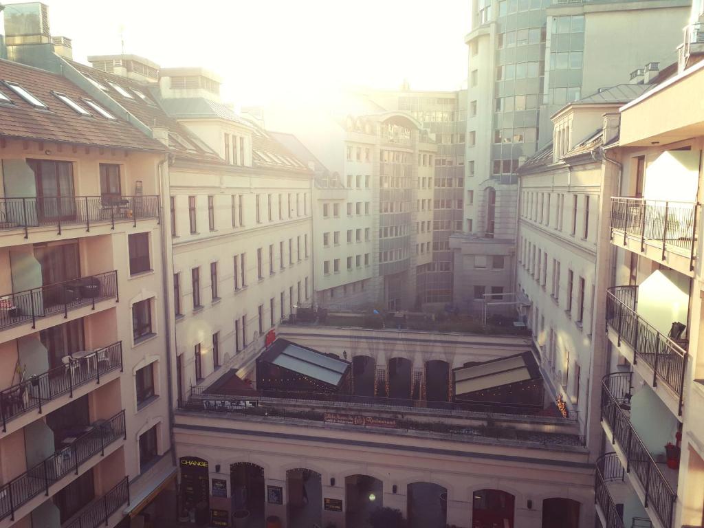vistas a un edificio de una ciudad con edificios en Gozsdu Suite Apartment, en Budapest