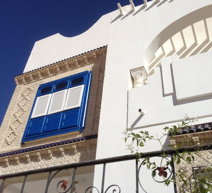 une fenêtre bleue sur le côté du bâtiment dans l'établissement Dar Ezzahra, à Tozeur
