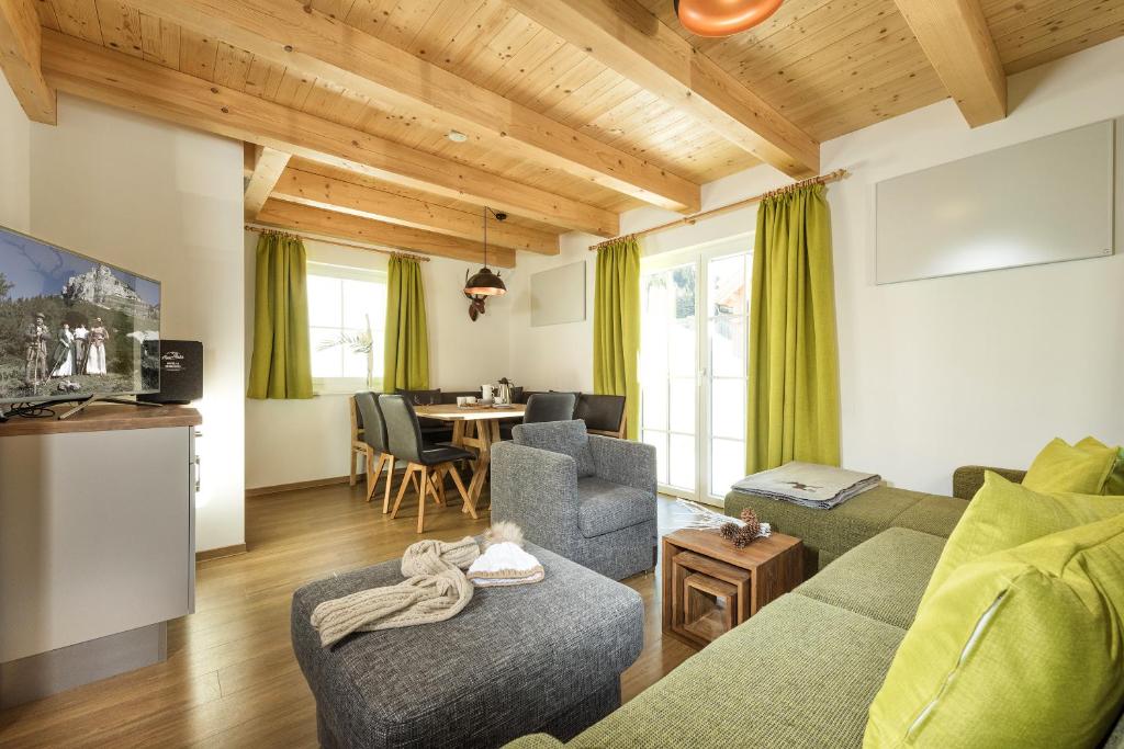 Posezení v ubytování AlpenParks Hagan Lodge Altaussee