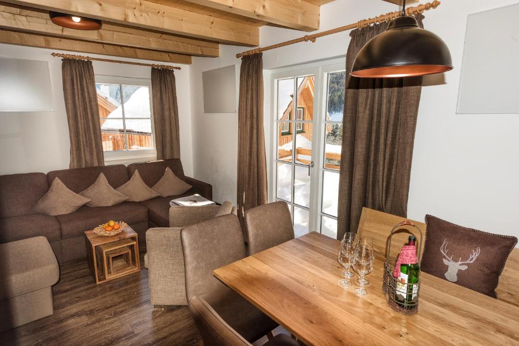 Posezení v ubytování AlpenParks Hagan Lodge Altaussee