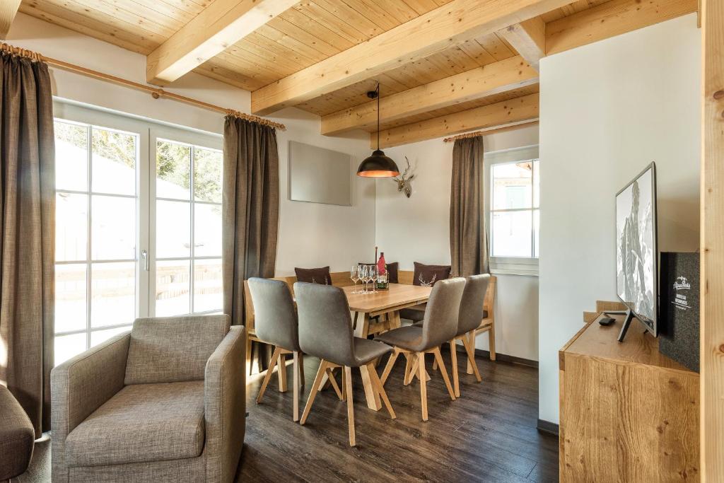 Posezení v ubytování AlpenParks Hagan Lodge Altaussee