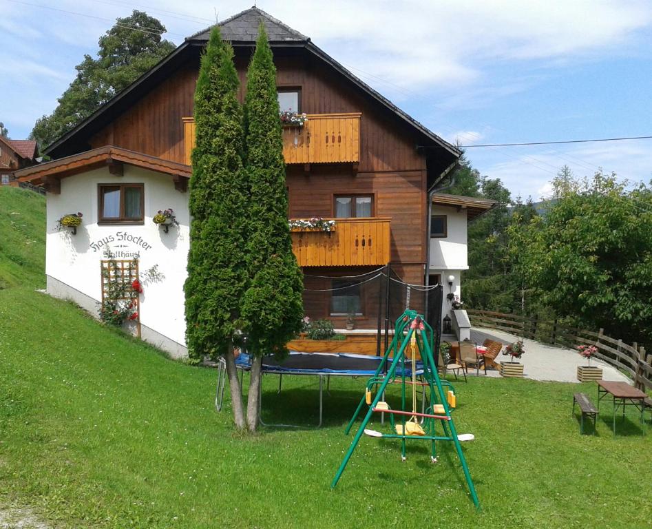 ein Haus mit einem Spielplatz davor in der Unterkunft Stallhäusl in Schladming