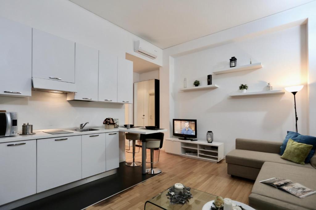 ミラノにあるRio central apartmentのキッチン、リビングルーム(白いキャビネット、ソファ付)
