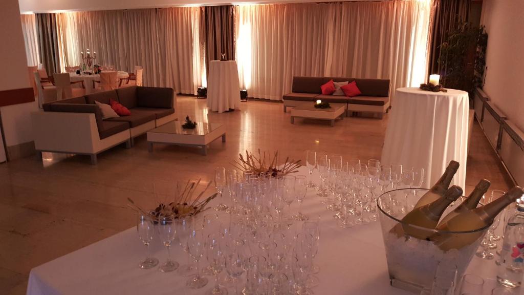 A seating area at Hotel Pula