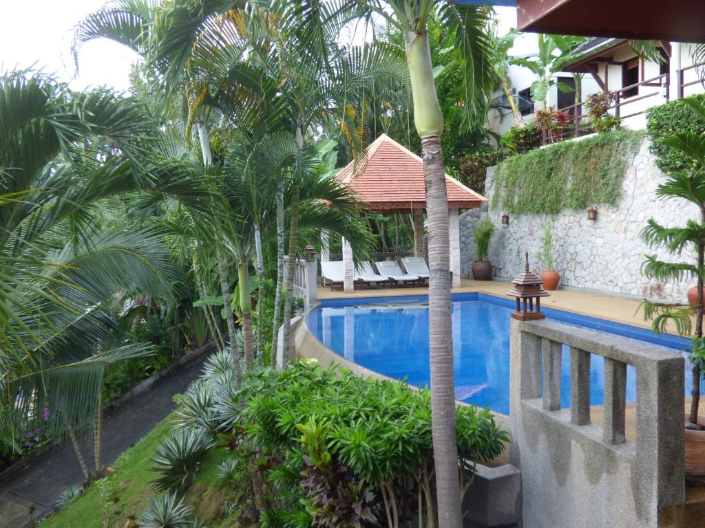 Bazén v ubytování Baiyok Villa seaview and edge pool nebo v jeho okolí