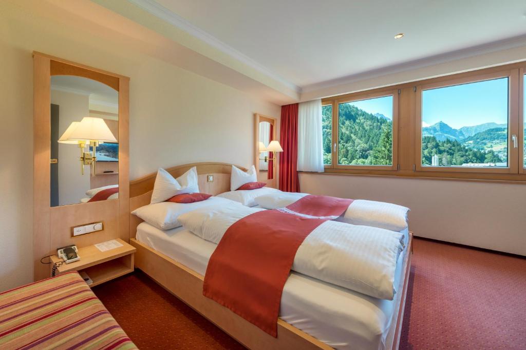 Postel nebo postele na pokoji v ubytování Alpenresort Eienwäldli Engelberg