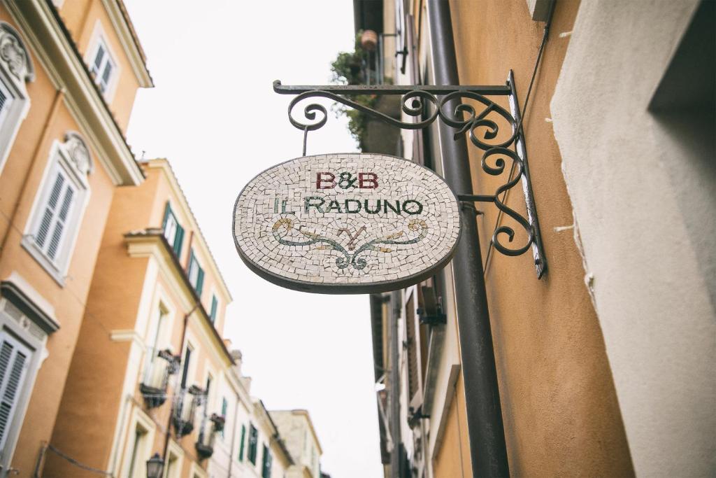 um sinal para um pub na lateral de um edifício em Il Raduno em Castel Gandolfo