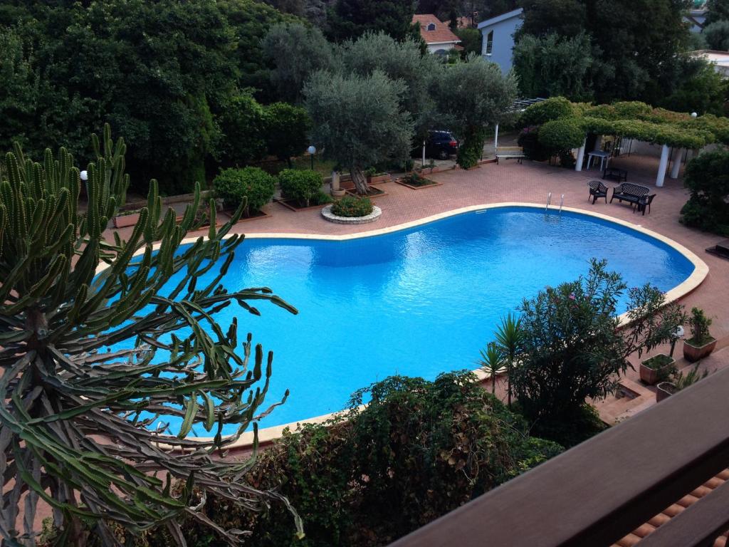 widok na duży błękitny basen w obiekcie Great Sicily w mieście Mondello