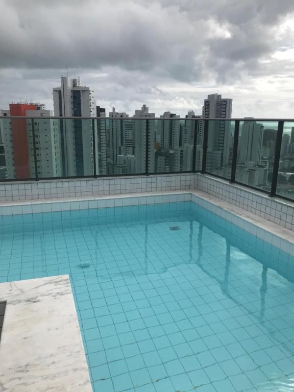 una piscina en la azotea de un edificio en studio golden breeze boa viagem, en Recife