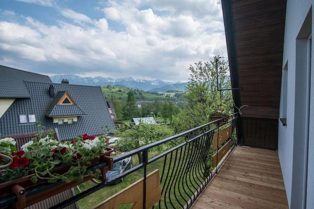 einen Balkon mit Bergblick in der Unterkunft Apartamenty "Pod Tatrami" in Zakopane