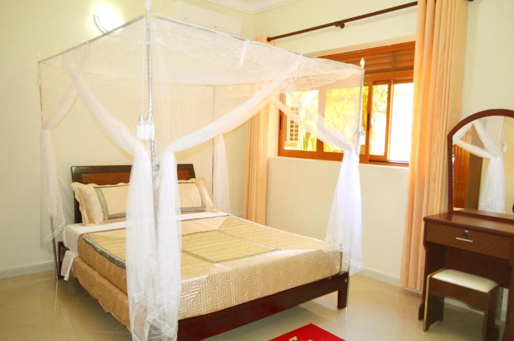 The Palms Beach Hotel and Restaurant Limited tesisinde bir odada yatak veya yataklar