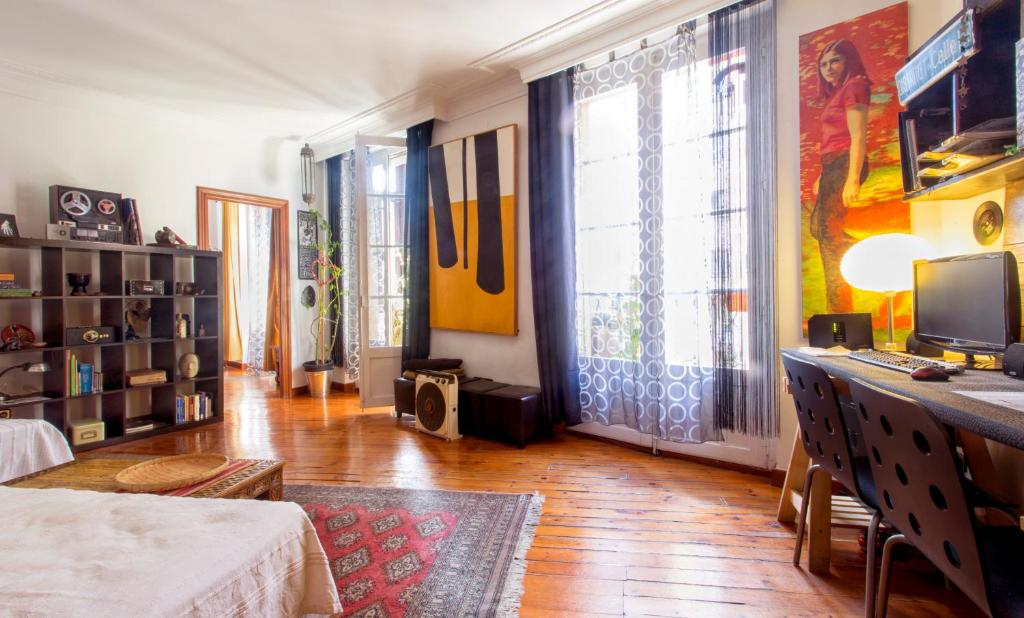 uma sala de estar com uma grande janela e uma secretária em Piso con encanto en zona de tapas em Logroño