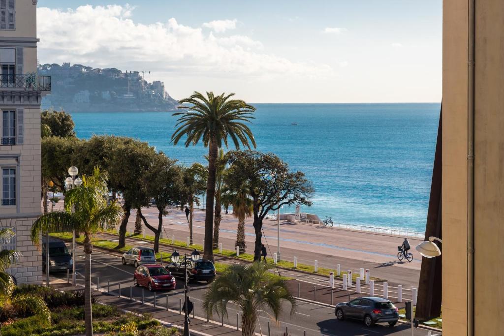 une vue sur une plage et l'océan depuis un immeuble dans l'établissement Prestige Apartment, near the beaches, à Nice