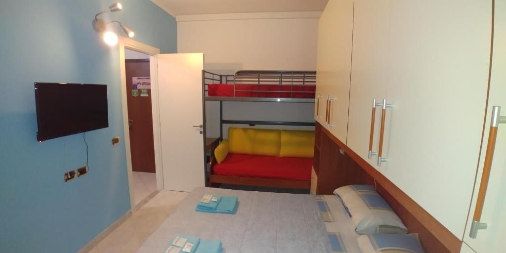 Łóżko lub łóżka w pokoju w obiekcie AFFITTACAMERE VALCHIAVENNA - Foresteria Lombarda con PARCHEGGIO PRIVATO SUL POSTO! Apprezzata Gestione Familiare dal 2012, Qualità-Prezzo TOP! "Guest-House with PRIVATE PARKING ON SITE! Appreciated Family Management since 2012, Quality-Price TOP!"