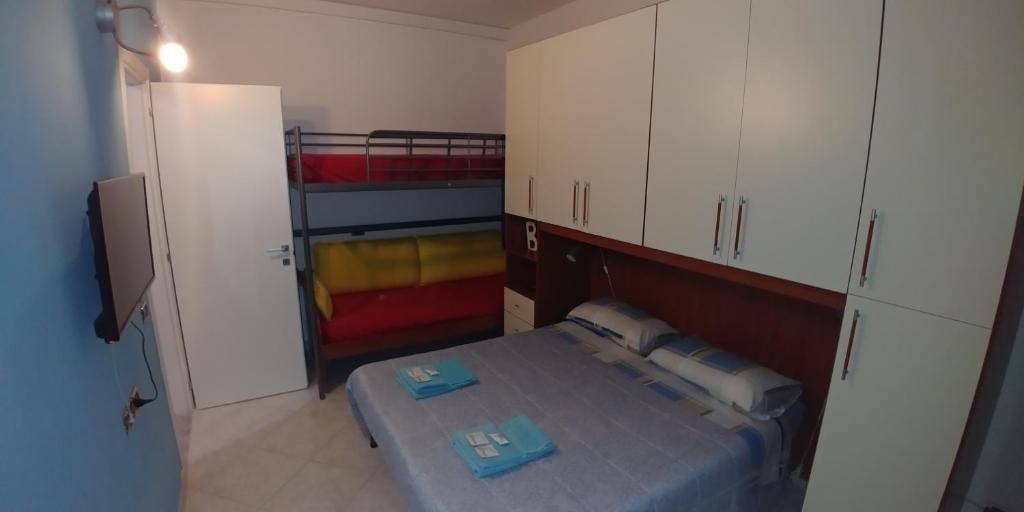 Łóżko lub łóżka w pokoju w obiekcie AFFITTACAMERE VALCHIAVENNA - Foresteria Lombarda con PARCHEGGIO PRIVATO SUL POSTO! Apprezzata Gestione Familiare dal 2012, Qualità-Prezzo TOP! "Guest-House with PRIVATE PARKING ON SITE! Appreciated Family Management since 2012, Quality-Price TOP!"