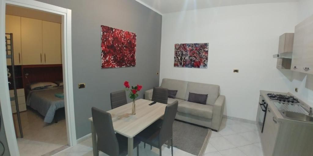 Kuchnia lub aneks kuchenny w obiekcie AFFITTACAMERE VALCHIAVENNA - Foresteria Lombarda con PARCHEGGIO PRIVATO SUL POSTO! Apprezzata Gestione Familiare dal 2012, Qualità-Prezzo TOP! "Guest-House with PRIVATE PARKING ON SITE! Appreciated Family Management since 2012, Quality-Price TOP!"
