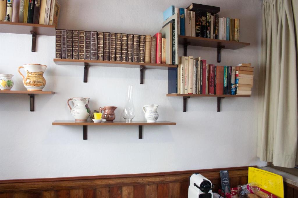 um quarto com prateleiras na parede com livros em Mansarda Romantica em Verona