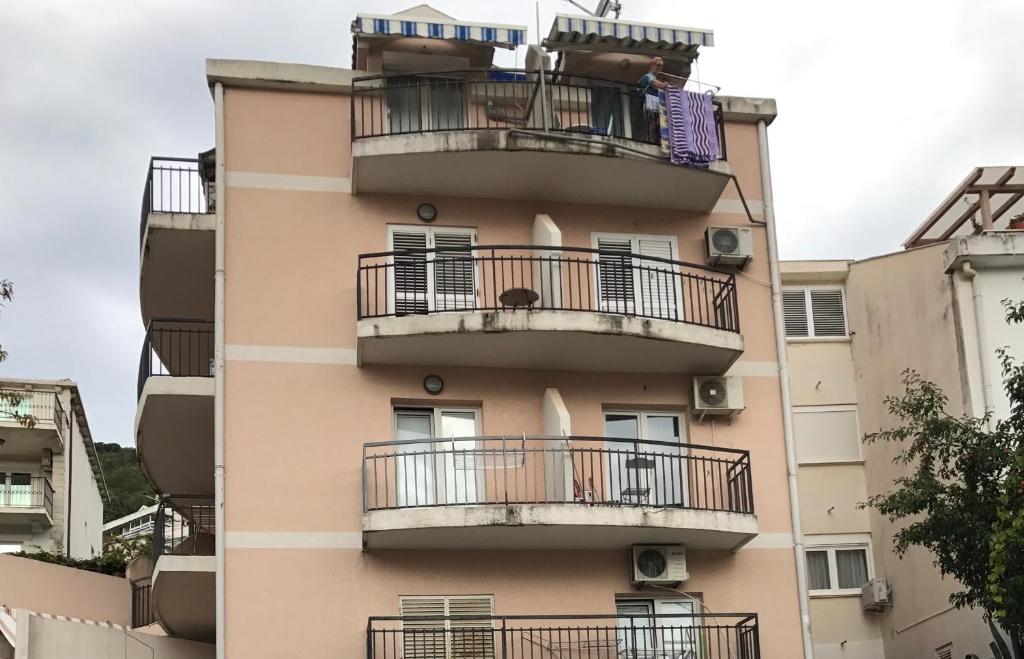 apartamentowiec z balkonami po stronie w obiekcie Apartment Igor w Budvie