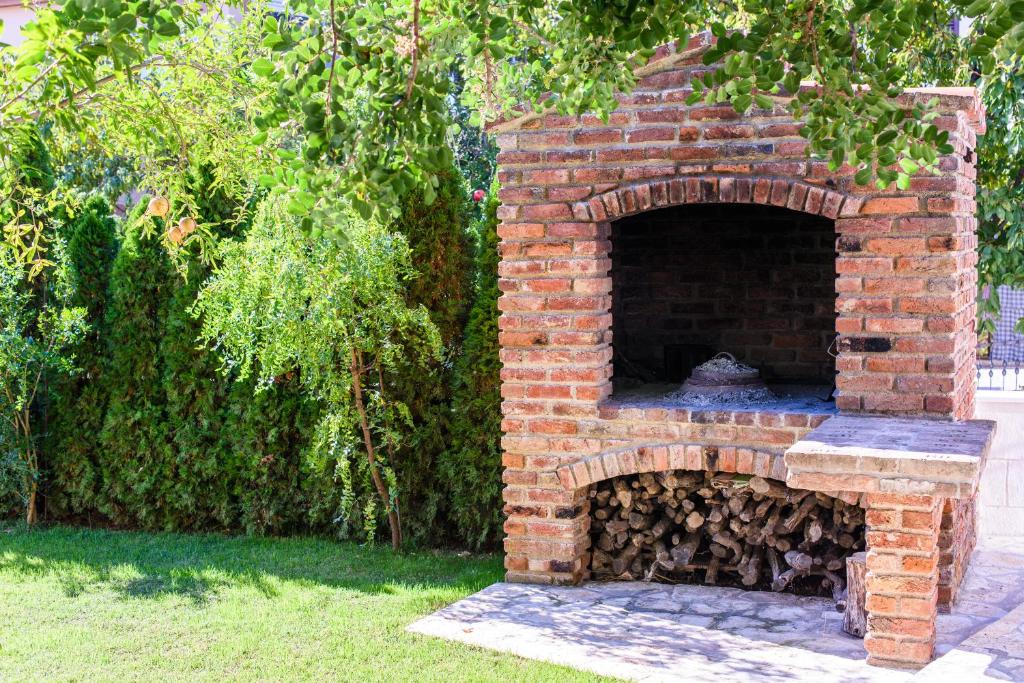 Vonkajšia záhrada v ubytovaní Villa Lado with private pool near Split