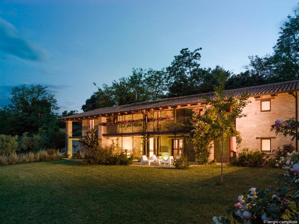 una gran casa de ladrillo con un jardín delante de ella en Affittacamere Borgocapo en Roccamontepiano