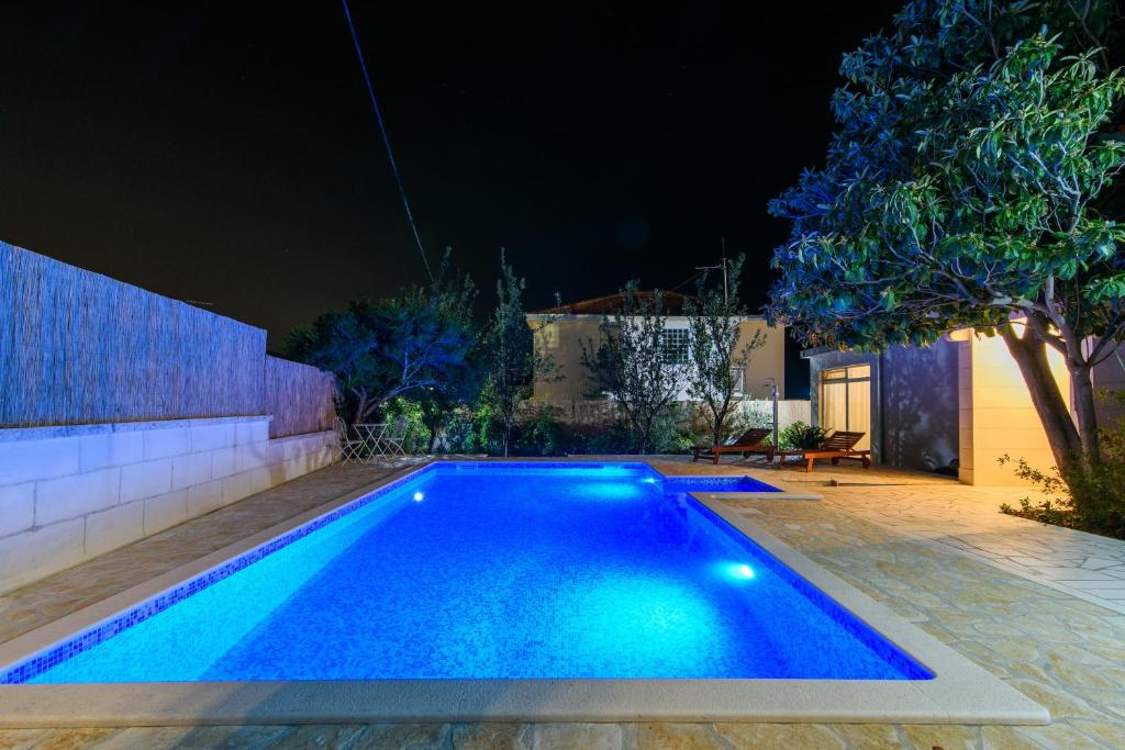Bazén v ubytovaní Villa Lado with private pool near Split alebo v jeho blízkosti