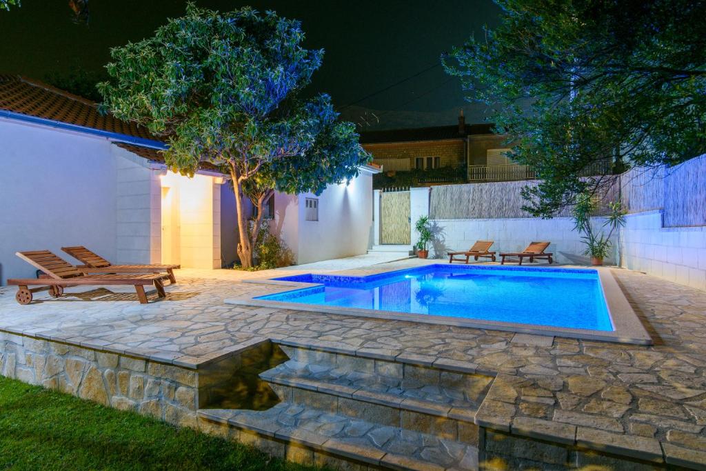 Bazén v ubytovaní Villa Lado with private pool near Split alebo v jeho blízkosti