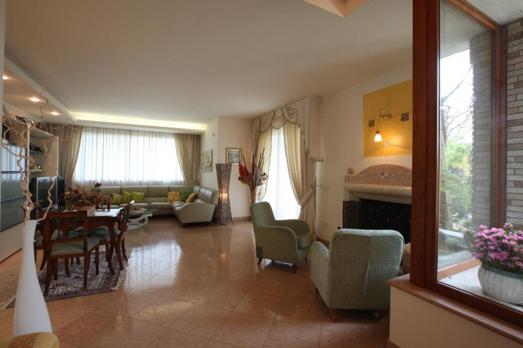 salon z kanapą i stołem w obiekcie Villa Gioia Rooms w mieście Montegranaro