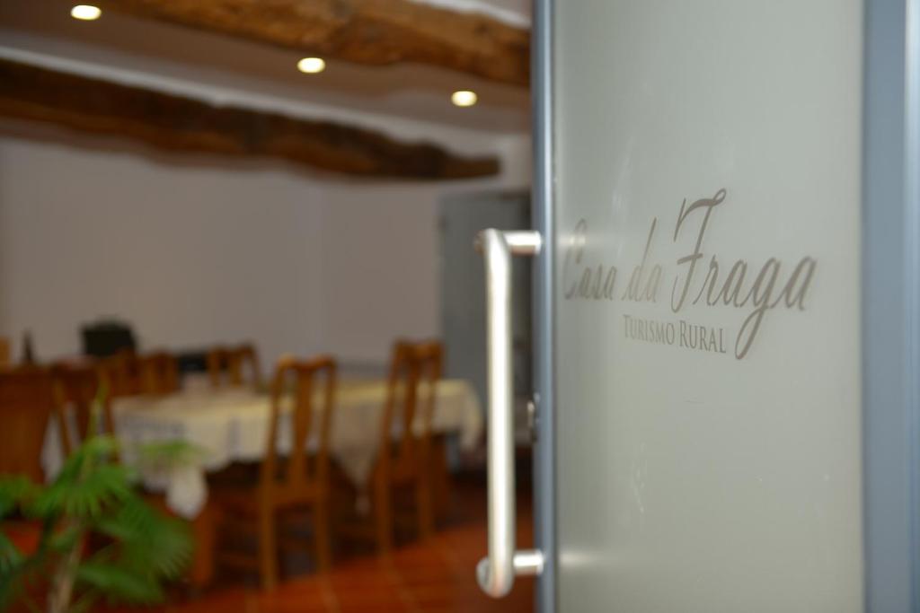 een deur met een bord erop in een kamer bij Casa da Fraga in Ferreira