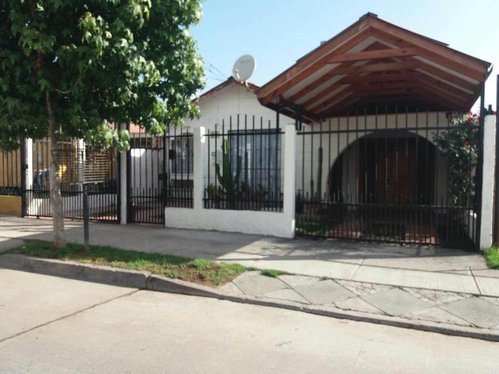 una cerca en blanco y negro con un edificio en Casa La Serena, en La Serena