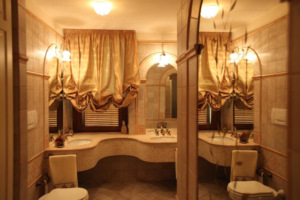 łazienka z 2 umywalkami i 2 lustrami w obiekcie Villa Gioia Rooms w mieście Montegranaro