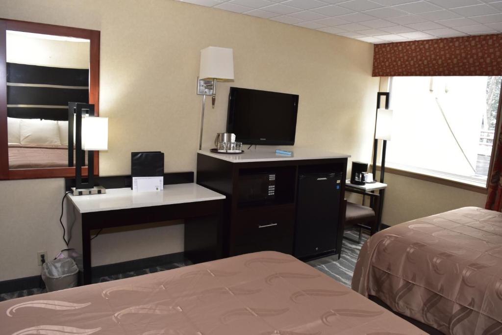 Letto o letti in una camera di Quality Inn East Stroudsburg - Poconos