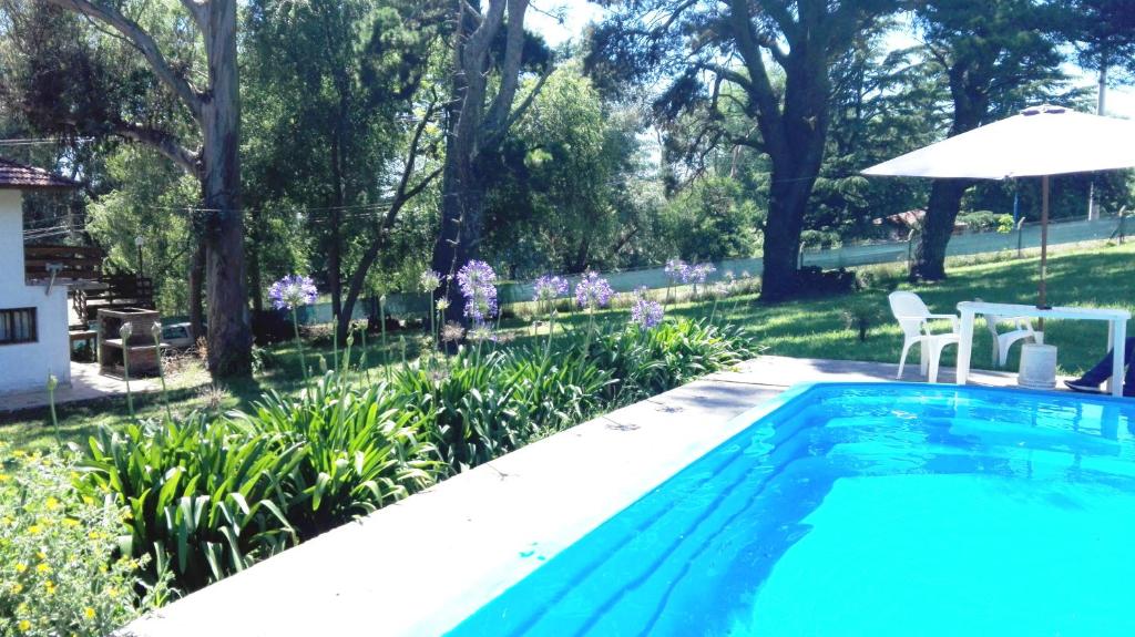 Bazén v ubytování La Reserva Natural Chalet nebo v jeho okolí