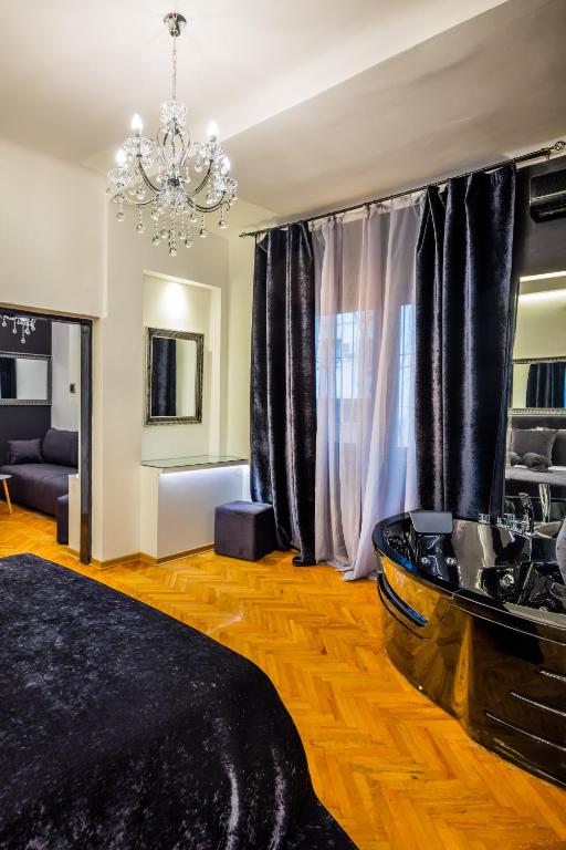 Postel nebo postele na pokoji v ubytování Ben Akiba Luxury Suites