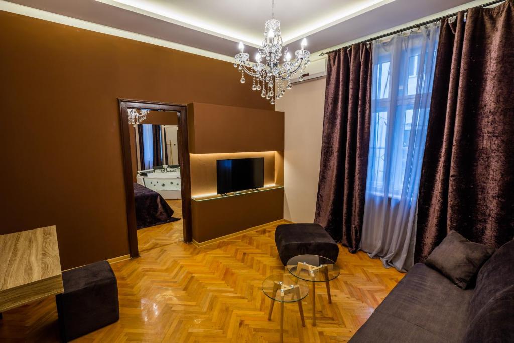 TV a/nebo společenská místnost v ubytování Ben Akiba Luxury Suites