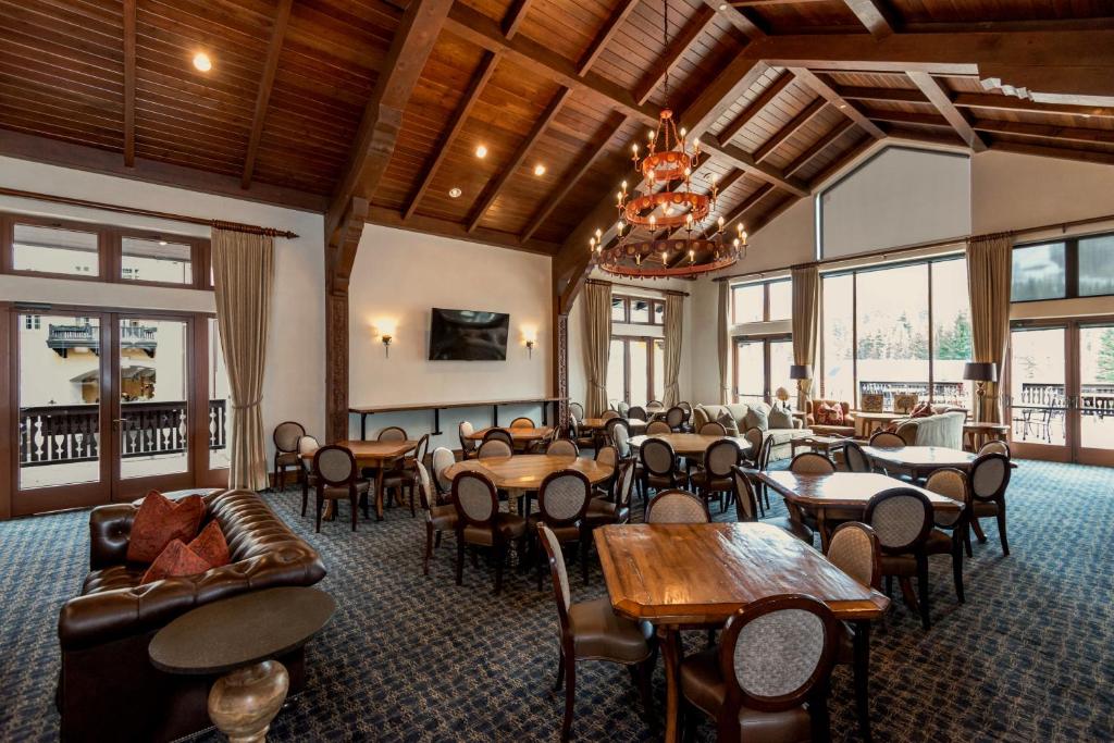 Restaurace v ubytování The Arrabelle at Vail Square, a RockResort