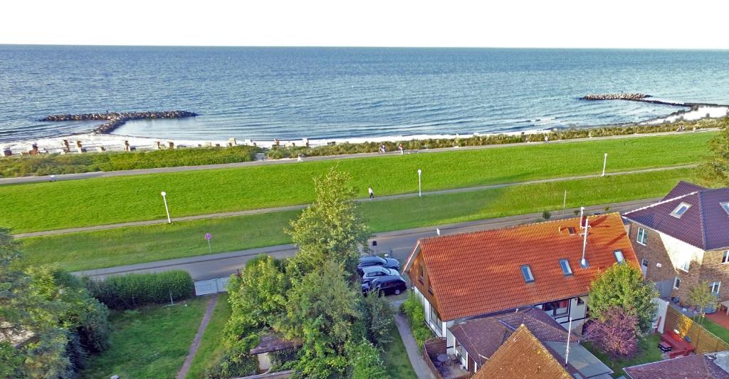 an aerial view of a house and the ocean at Meerblick Apartment Bünning in Kalifornien