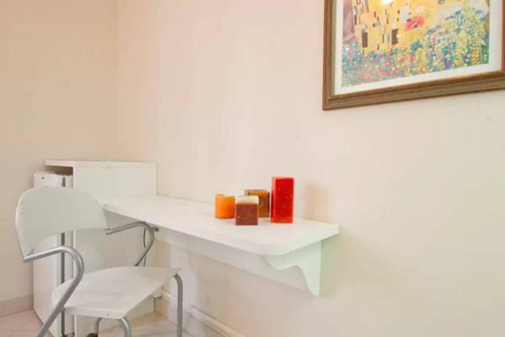 Quarto de Casal Banheiro Privativo Ar Condicionado Frigobar na Avenida Carlos Gomes  Quarto de Casal Banheiro Privativo Ar Condicionado Frigobar na Avenida Carlos Gomes