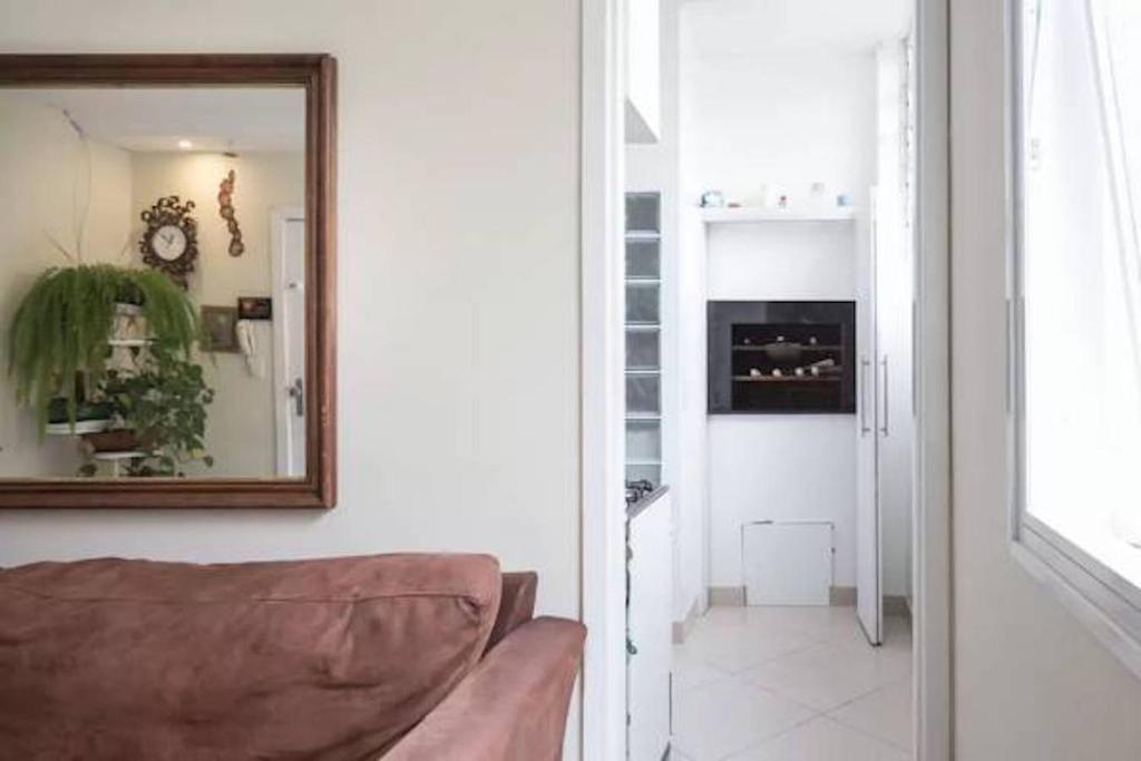 Quarto de Casal Banheiro Privativo Ar Condicionado Frigobar na Avenida Carlos Gomes  Quarto de Casal Banheiro Privativo Ar Condicionado Frigobar na Avenida Carlos Gomes
