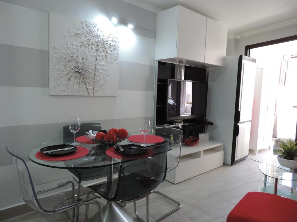 a dining room with a glass table and a television at Apartamento Pepe in Puerto Naos